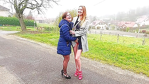 Jessi experiences the tornado Marie and her friend