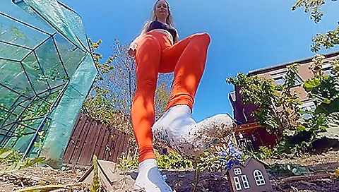 Maria Braun In Giantess Maria Zertritt Ein Ganzes Dorf