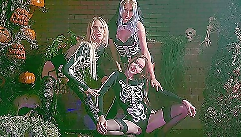 Gorgeous pornstar in sexy lingerie and a huge ass porn clip